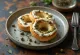 Bagel com alcaparras e queijo creme, decorado com salsa fresca