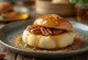 Bao bun de noz-pecã e xarope de ácer servido