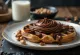 Waffles de Nutella com frutas frescas e molho de chocolate