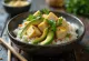 Poké com tofu, vegetais frescos e base de arroz, decorado com coentros e sumo de lima