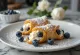 Cannoli de vinho Tokaji e mirtilos servido