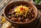 Chili com carne servido com tortilhas frescas
