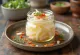 Daikon-zuke, fatias frescas de nabo em vinagre servidas num prato branco, decoradas com coentros