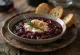 Bagna cauda com vinho tinto, molho de peixe com alho, servido com salsa
