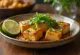 Rendang vegan com tofu, servido com coentros frescos e lima