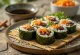 Gimbap de Bulgogi, rolo coreano com bulgogi, vegetais frescos e ovo, decorado com sementes de sésamo