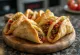 Pide pão achatado turco recheado com carne picada e queijo, assado crocante, servido com salada