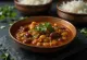 Rajma Dal servido com folhas de coentros frescos, rico prato de feijão picante