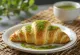 Croissant de chá verde servido
