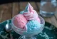 Gelado Cotton Candy servido com camadas rosa e azul