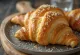 Croissant de manjericão servido