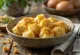Bolinhos de batata húngaros servidos