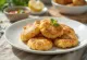 Aloo tikki com recheio de grão-de-bico, prato condimentado e crocante