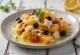 Esqueixada com fatias de laranja, bacalhau fresco, tomate e azeitonas servido