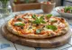 Pizza Margherita decorada com flores de manjericão roxas