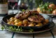 Fígado de frango com batatas aceboladas servido com salsa