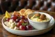 Prato de meze fresco servido com dolma, húmus, queijo feta e legumes