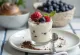 Panna cotta com pepitas de chocolate em copo