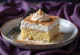Fatia de Tres Leches clássico, pão-de-ló embebido em leite num prato branco