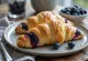 Croissant finlandês de mirtilo acabado de cozer