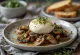 Burrata servida com cogumelos fritos, regada com vinagre balsâmico, com pão torrado