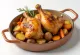 Frango assado com legumes, condimentado e estaladiço