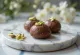 Sandesh com chocolate, sobremesa indiana doce, decorada com chocolate e pistacho