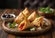 Samosa de pimento assado e queijo feta servida