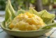 Pamonha com leite de coco servida com folha de bananeira fresca