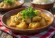 Vatapá de peixe com coentros peixe com leite de coco servido com coentros frescos no prato