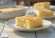 Bolo de Mandioca com baunilha servido com coco ralado