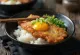 Katsudon panado de porco japonês servido com arroz