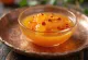 Molho de chili com laranja servido numa taça