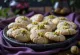 Nankhatai com pistáchios – biscoitos quebradiços de cor dourada polvilhados com pistáchios picados, servidos