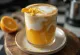 Frappé de laranja e menta num copo