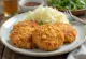 Menchi Katsu com couve, hambúrguer frito em panado crocante servido com salada de couve