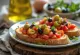Bruschetta com azeitonas, mistura de tomate, decorada com manjericão fresco